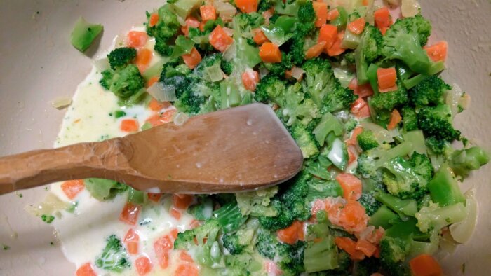 broccoli and carrots in a Dutch oven cooking